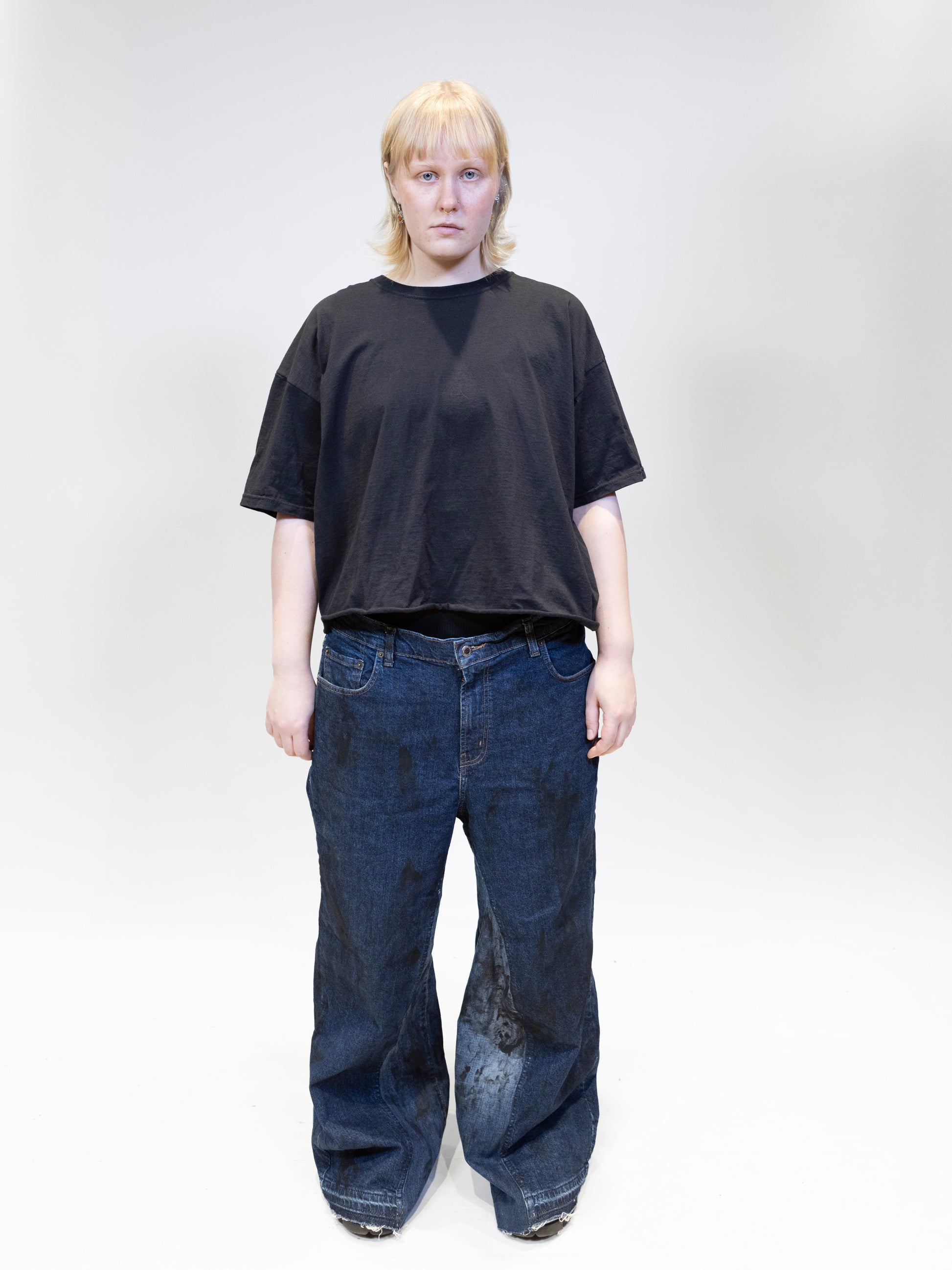 female model wearing eli basic tee with blue jeans from the front