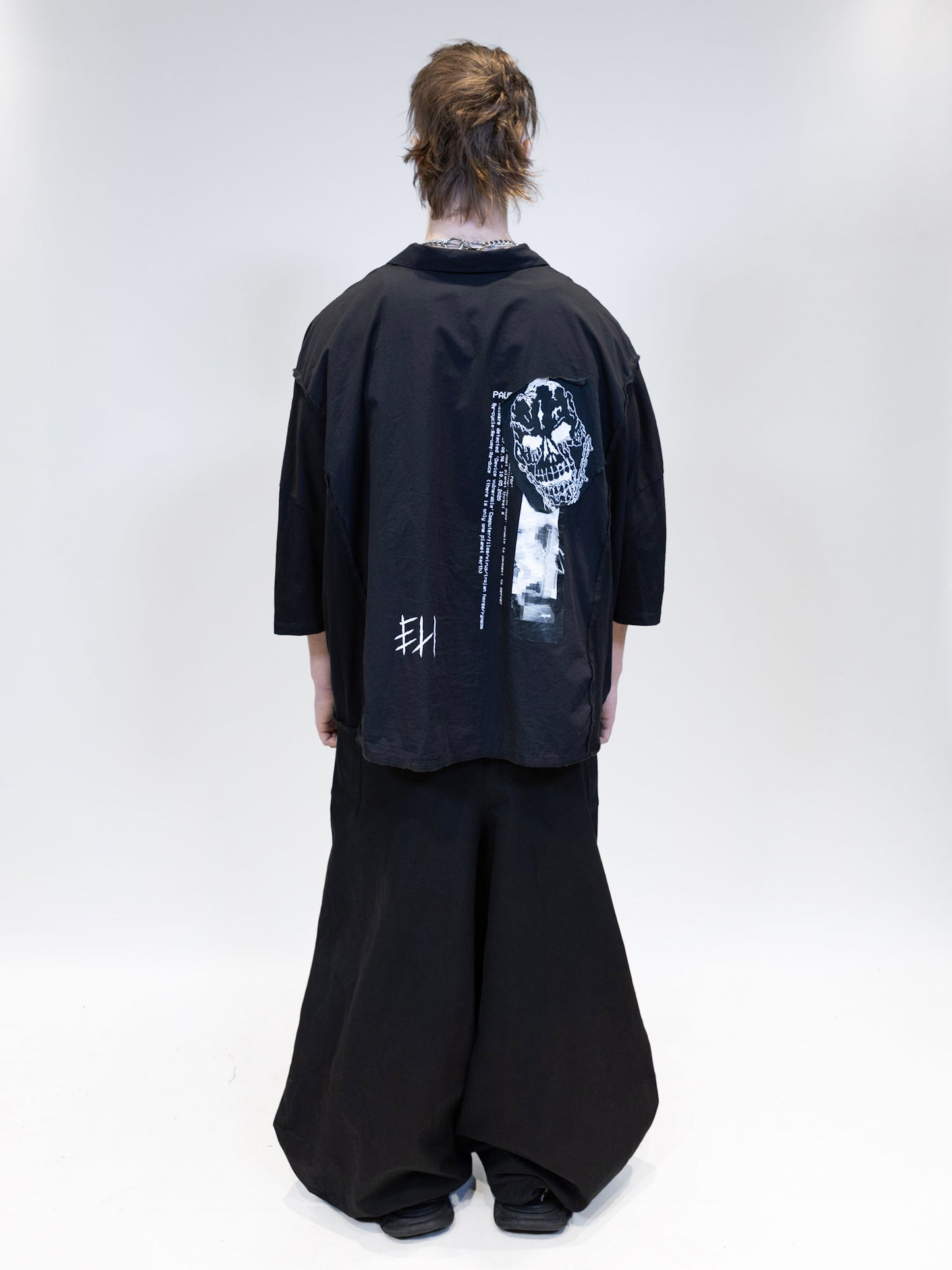 fullbody picture of a male model wearing eli nikkabokka pants and elieffekt double shirt from the back