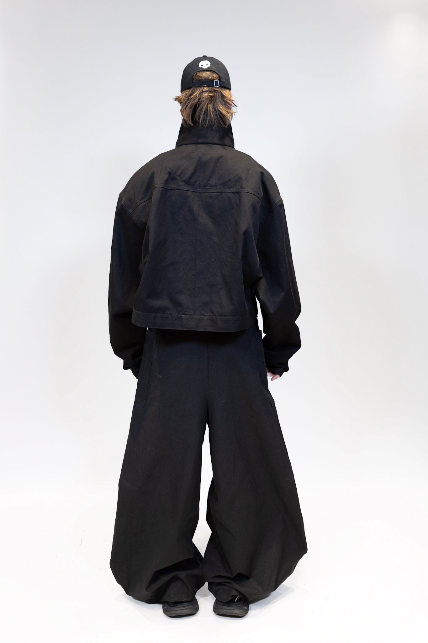 fullbody picture of a male model wearing eli nikkabokka pants from the back