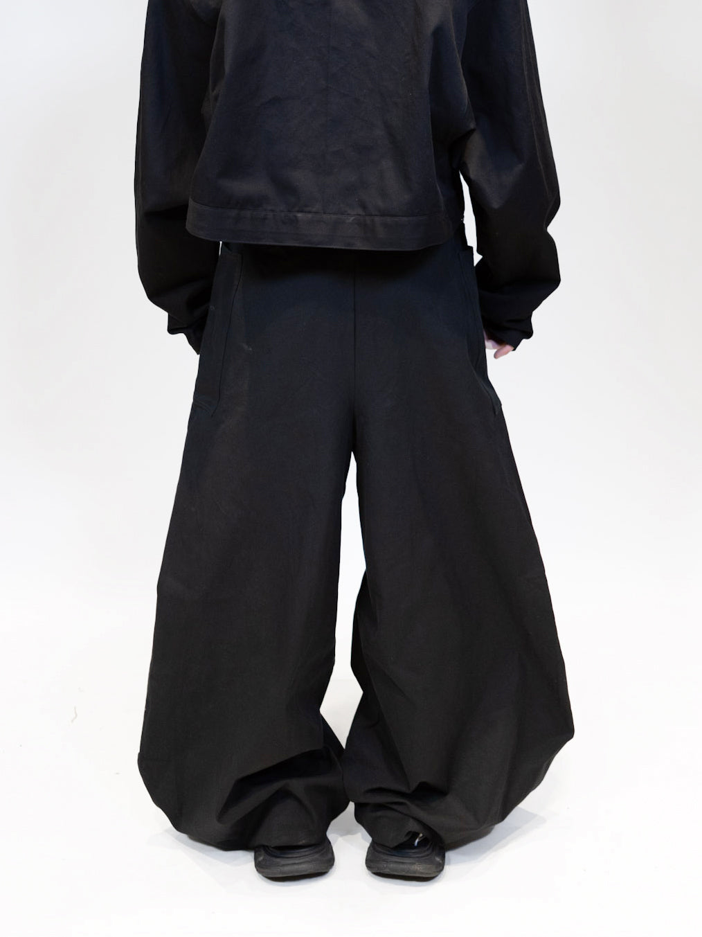 male model wearing eli nikkabokka pants from the back