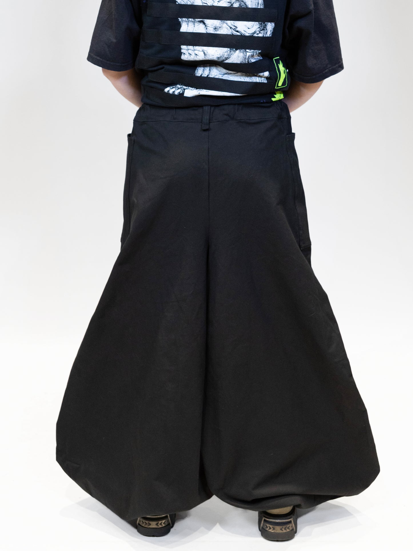 female model wearing eli nikkabokka pants with a wide siluette from the back