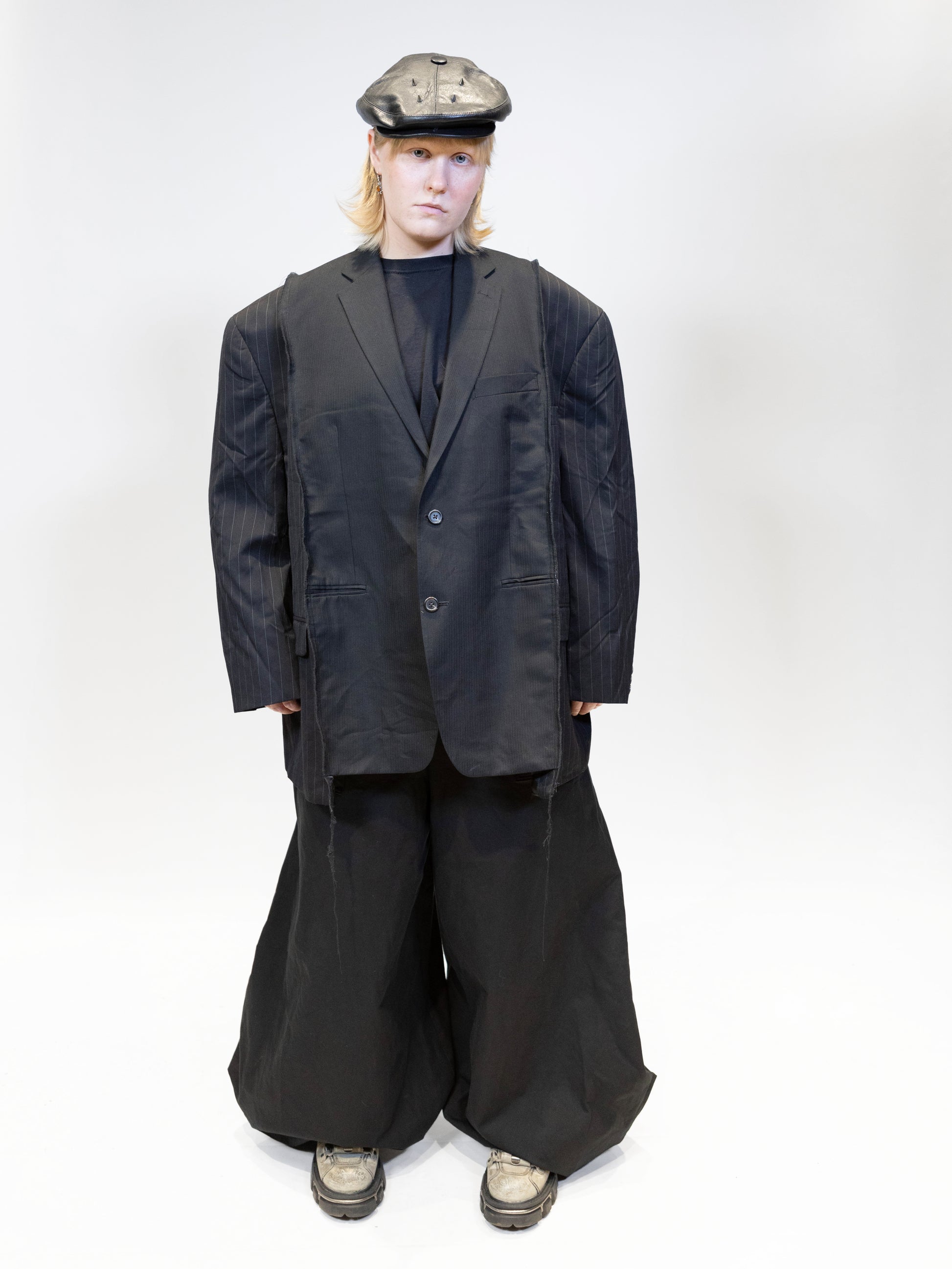 fullbody picture of a female model wearing eli nikkabokka pants and elieffekt double blazer from the front