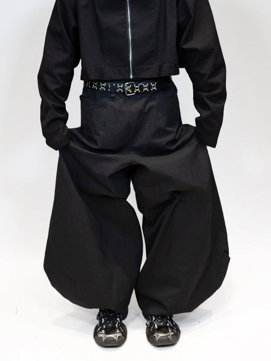 male model wearing eli nikkabokka pants from the front