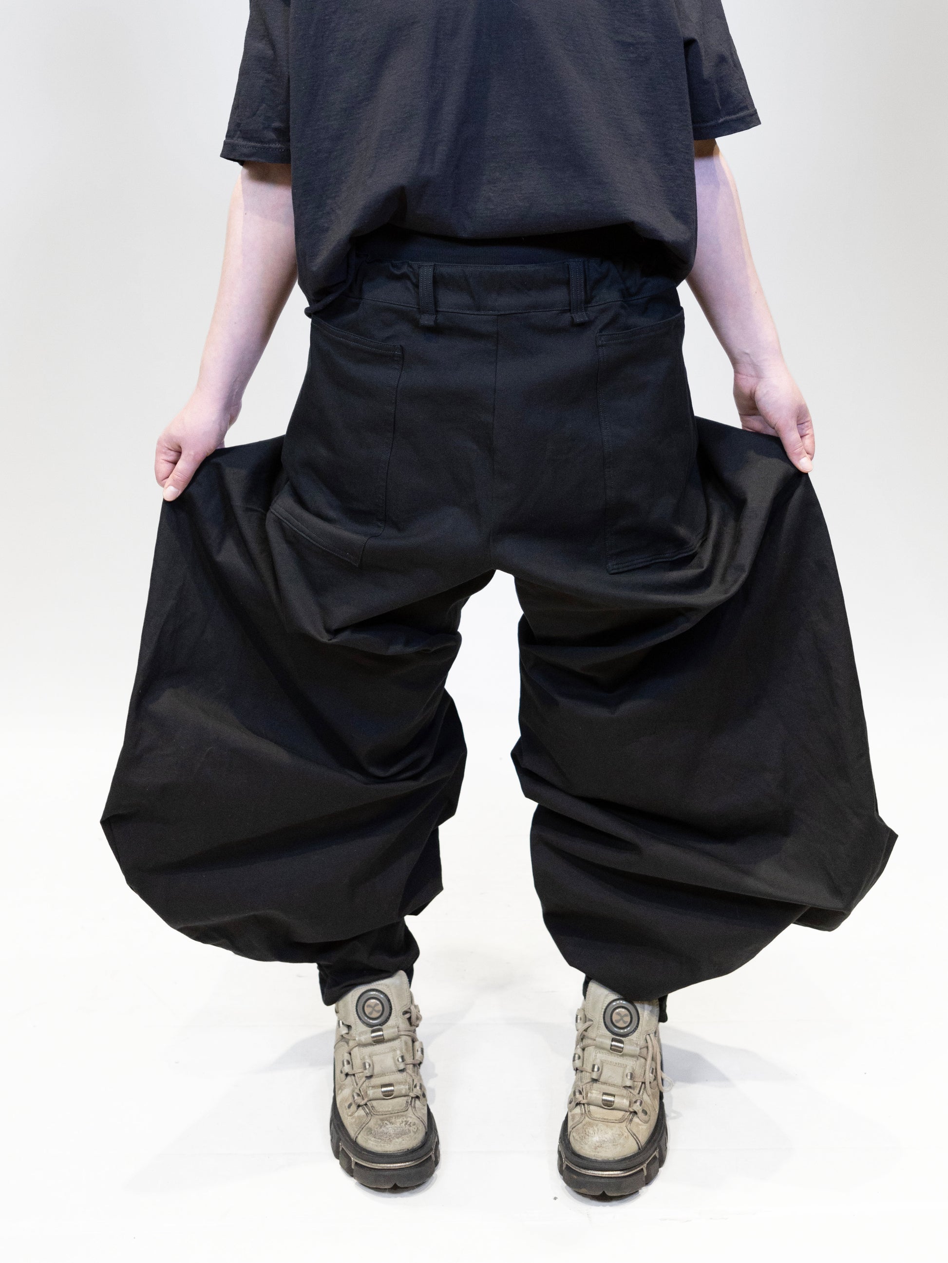 female model wearing eli nikkabokka pants from the front