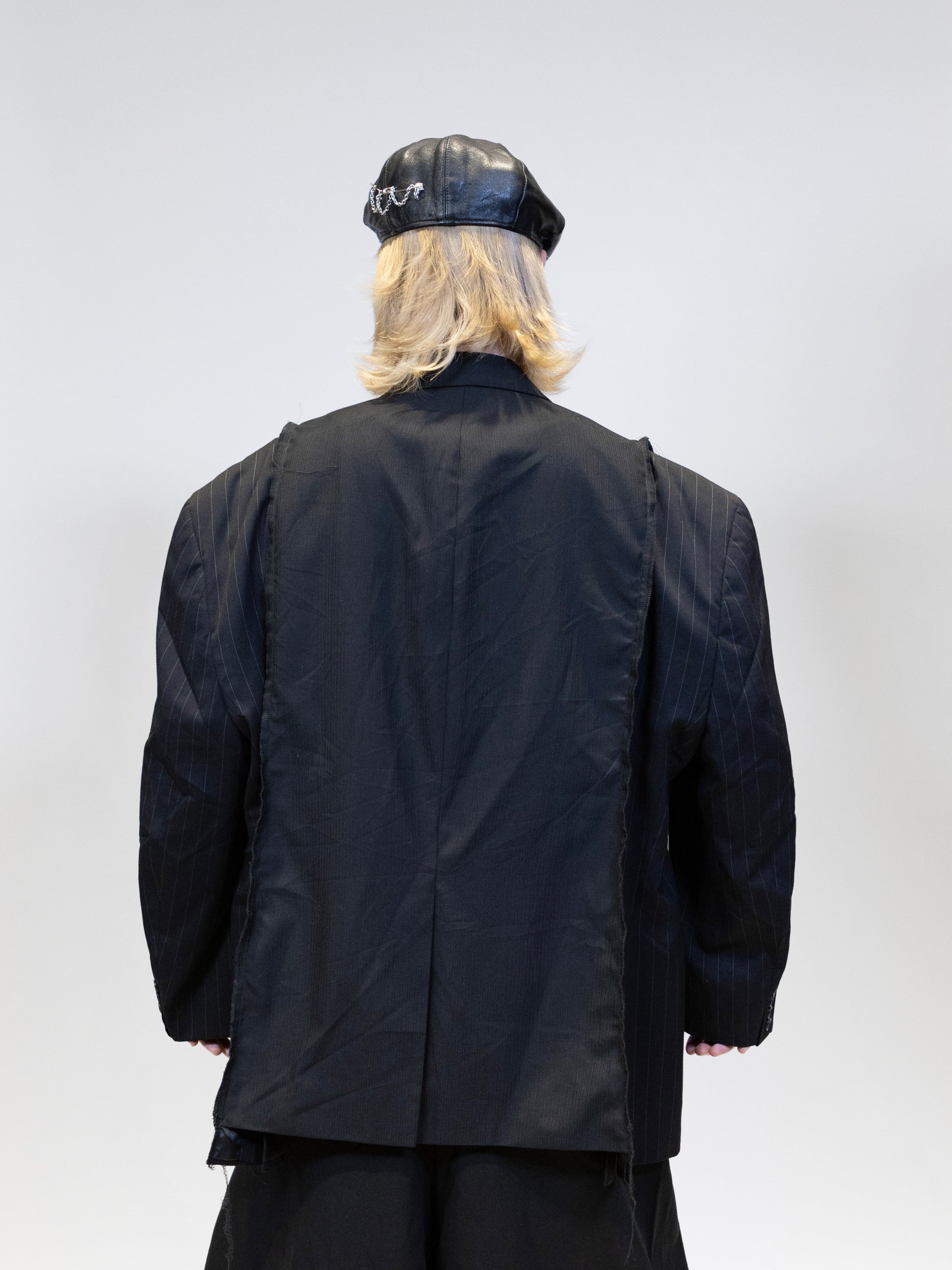 female model wearing elieffekt double blazer from the back