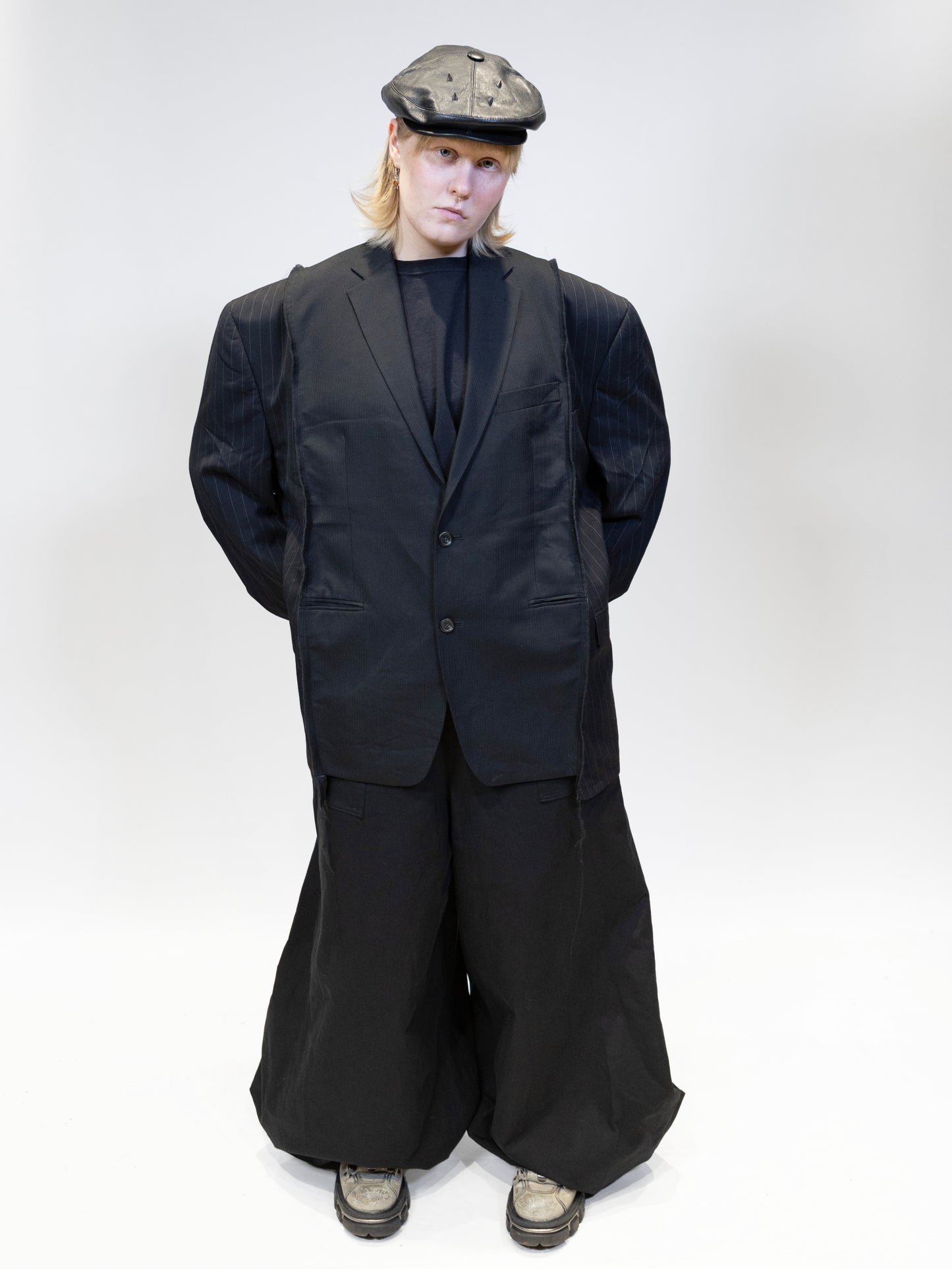 fullbody picture of a female model wearing elieffekt double blazer and eli nikkabokka pants from the front