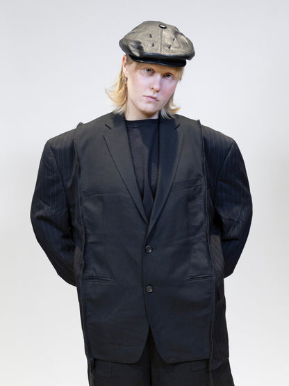 female model wearing elieffekt double blazer with visible seams from the front