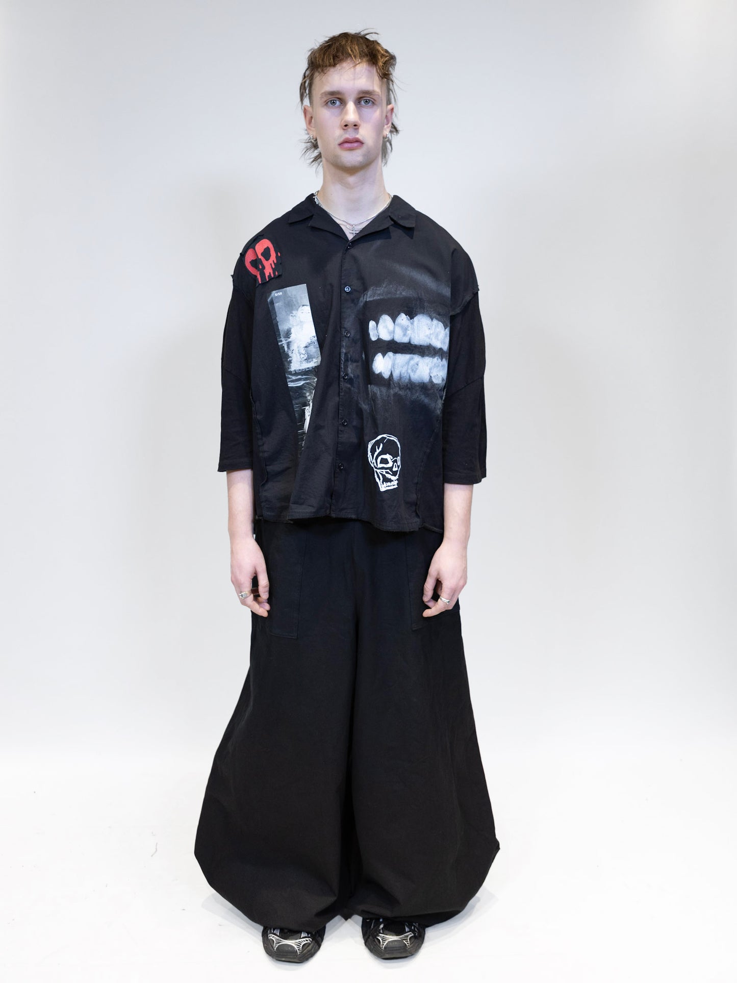 fullbody picture of a male model wearing elieffekt double shirt with nikkabokka pants from the front