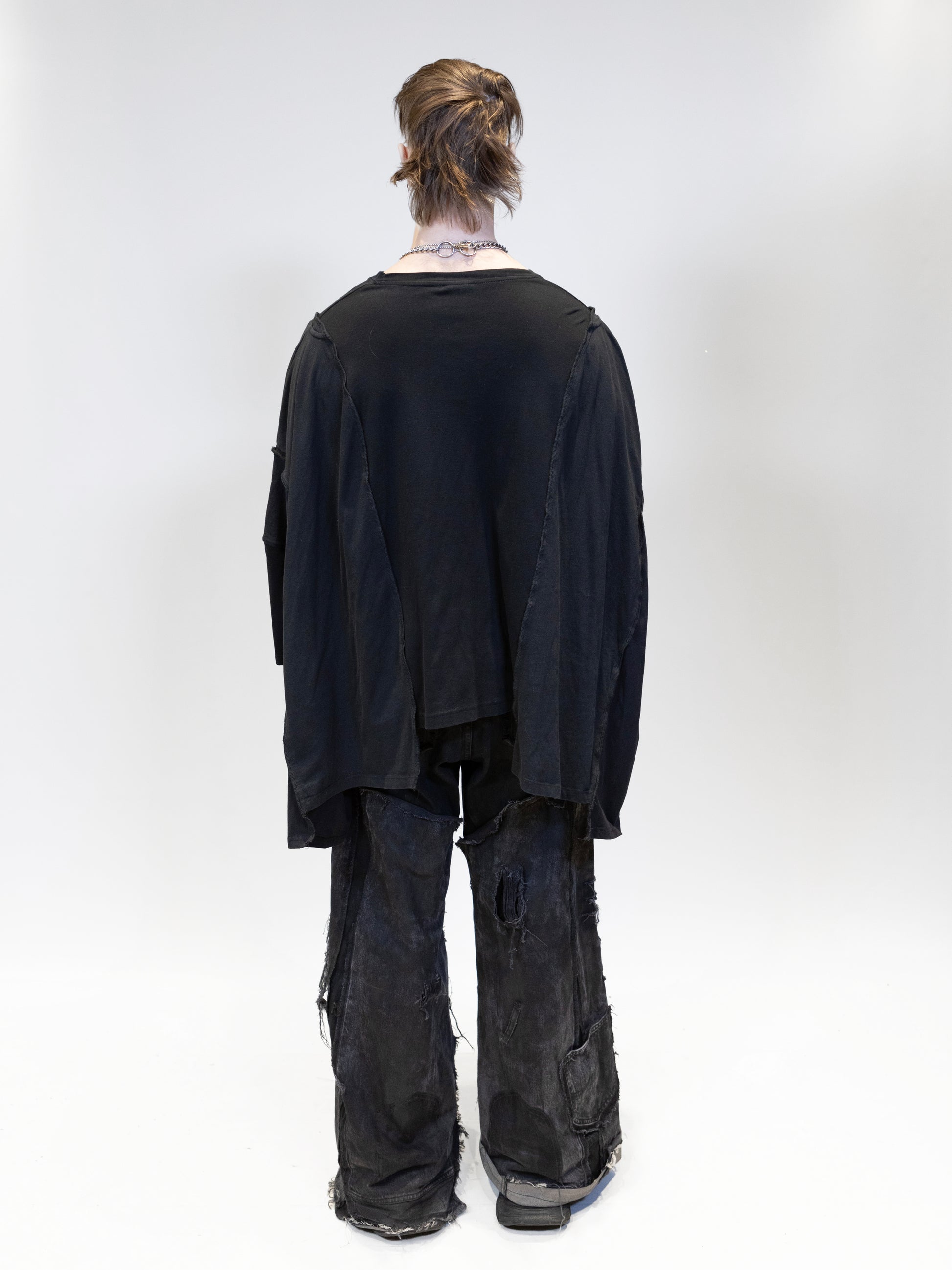 fullbody picture of a male model wearing elieffekt t-shirt from the back