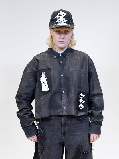 model wearing elieffekt cap and tar shirt