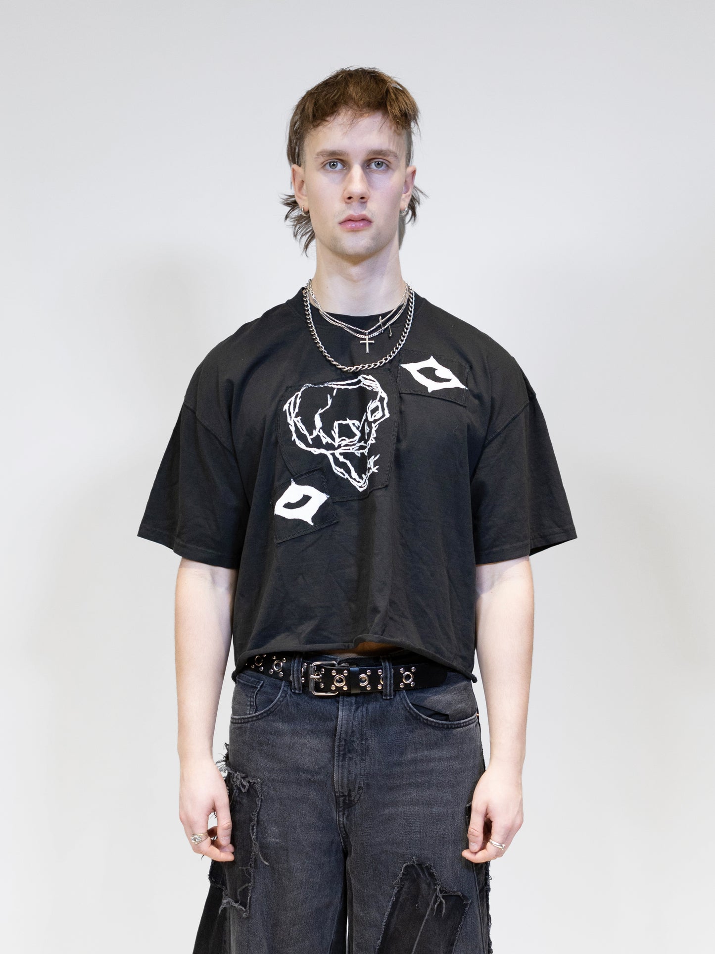 male model wearing elieffekt patchwork t-shirt with patches allover from the front